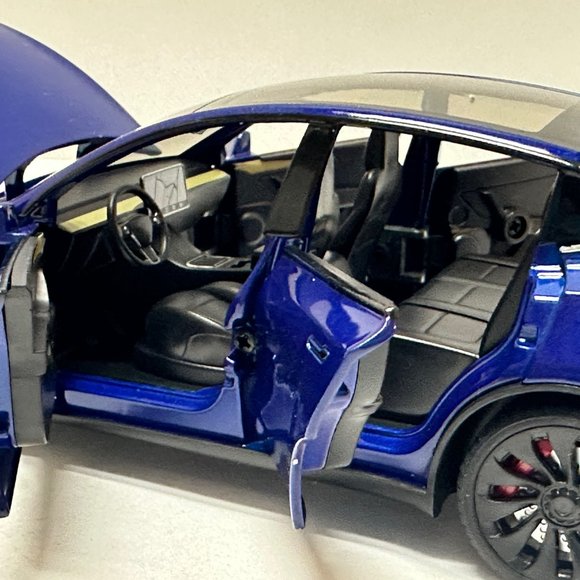 1:24 Tesla Model Y Diecast With Headlight & Taillight LED Blue - Picture 5 of 8